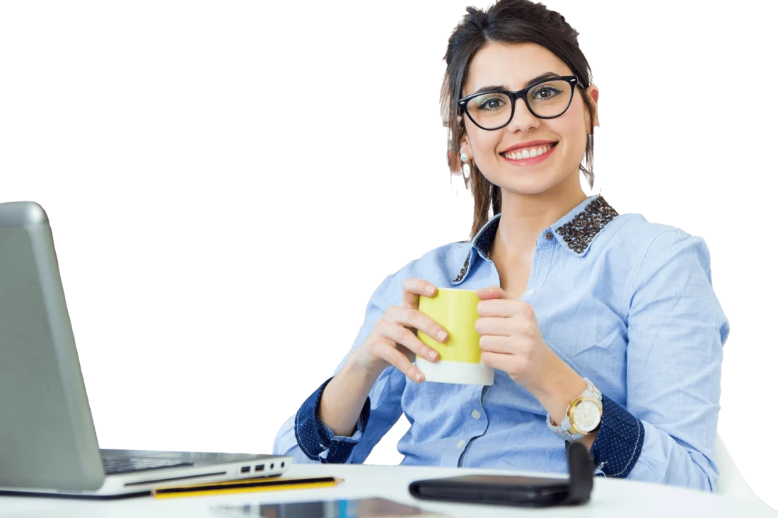 Emprendedora con una taza de café frente a su computadora
